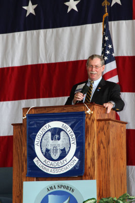 Blaine presents the 2013 AMA alumni medals