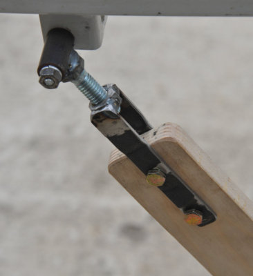 Detail of adjustment on the the support brackets
