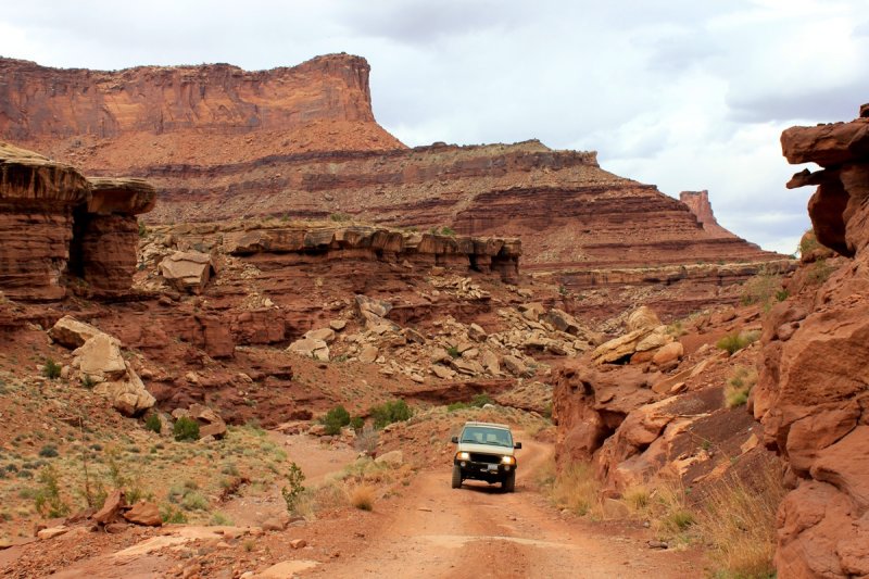 The tan color of the SMB blends in well among the tan and red rocks. Tom Lowell photo.
