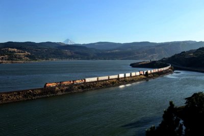 Eastbound BNSF train curves along the Columbia River.