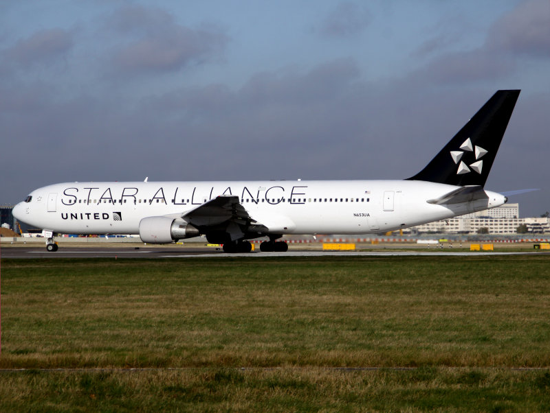 B767-300  N653UA 