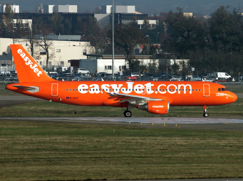 Departing Blagnac from 14L, with the wing strobe in action...