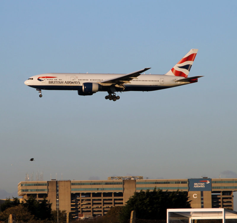 Boeing 777-200  G-YMMO 