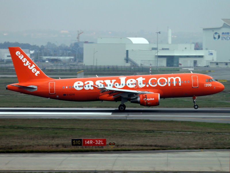 A320  G-EZUI 