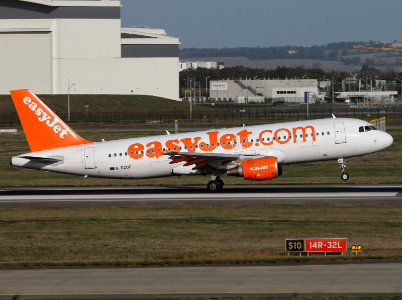 A320  G-EZUF  