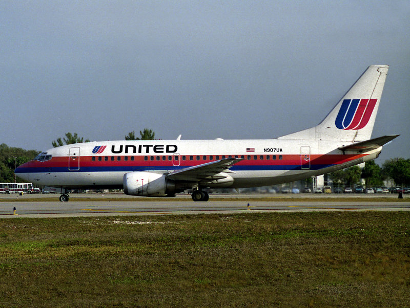 B733 N907UA