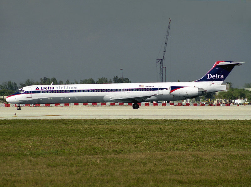 MD82  N929DL