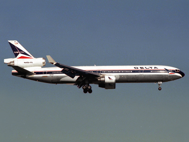 MD-11  N810DE  