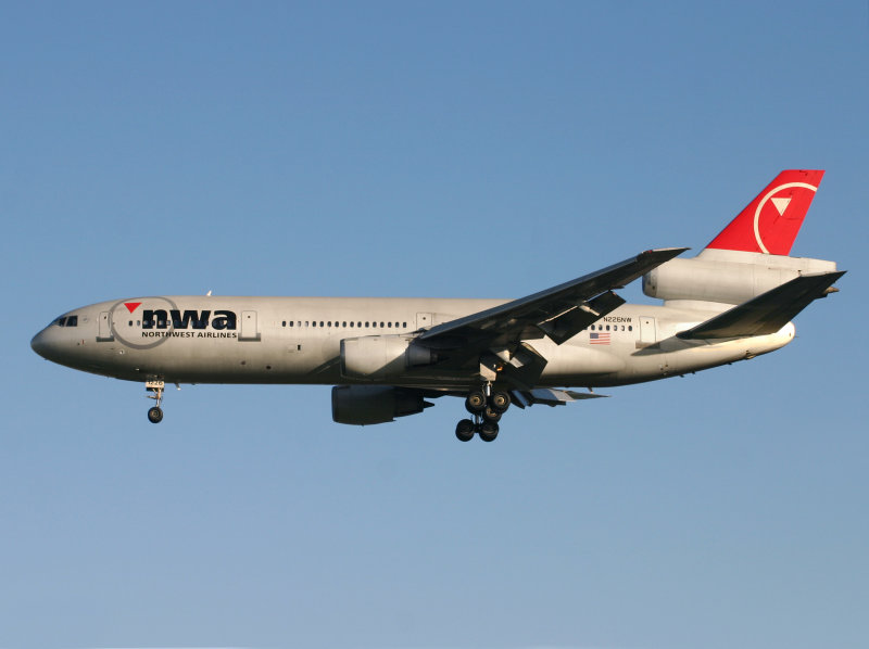 DC10-30  N226NW  
