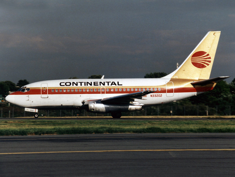 B737-100 N33202