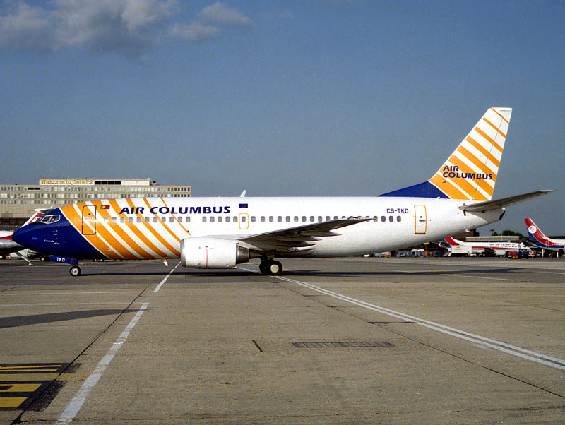 B737-300 CS-TKD 