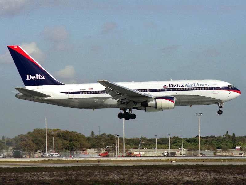 B767-200  N109DL 