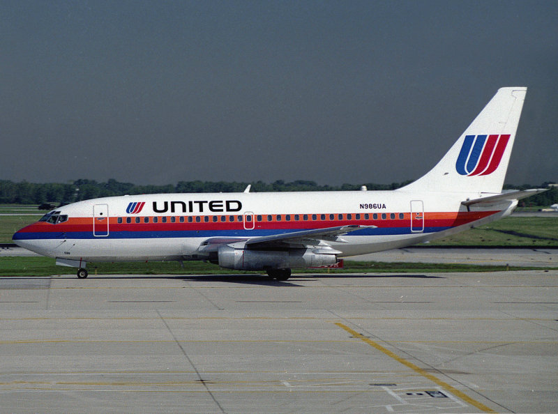 B737-200  N986UA  