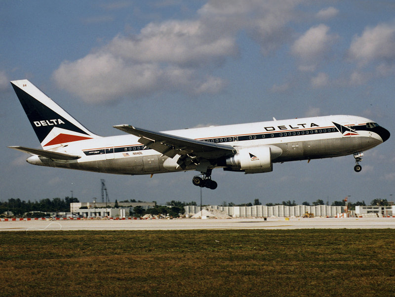 B767-200 N114DL