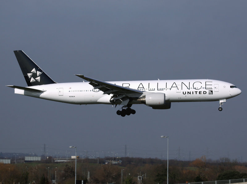 B772 N218UA