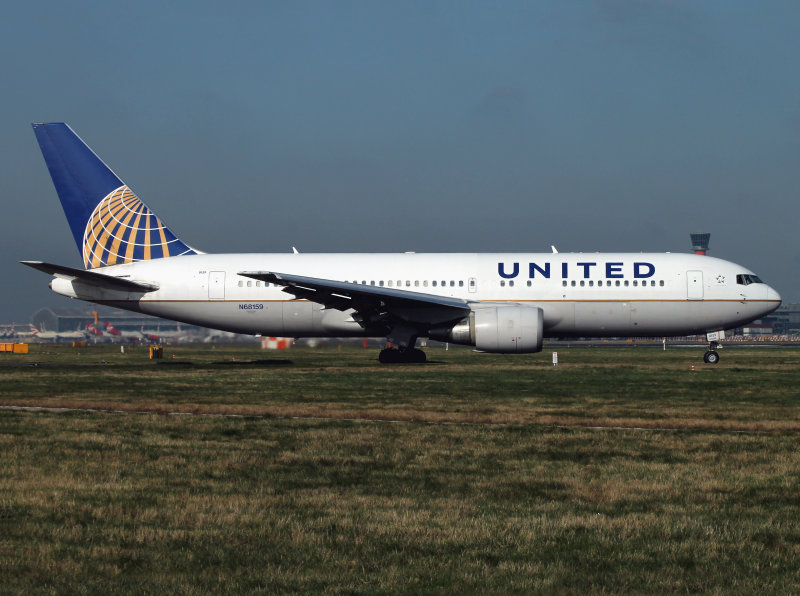 B767-200  N68159  