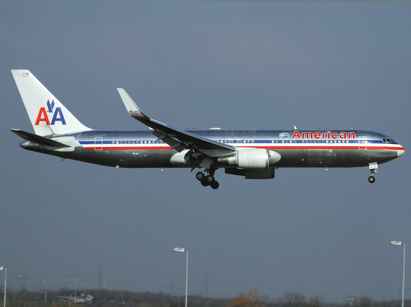 B767-300  N351AA 