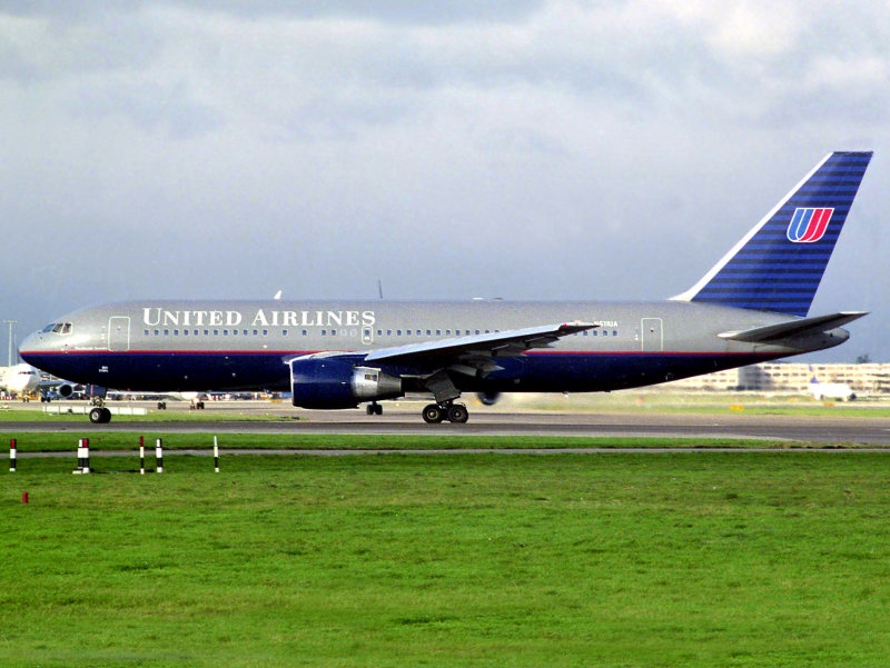 B767-200  N611UA  