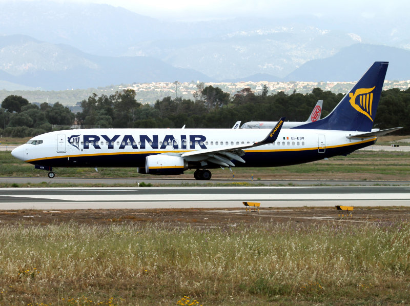 B738 EI-ESV