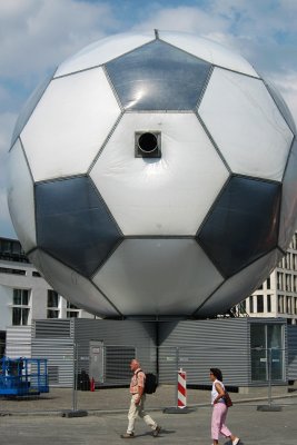 Football Globe, Brandenburger Tor
