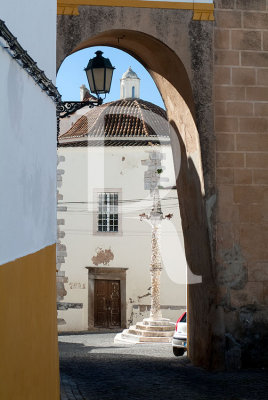 O Arco, o Pelourinho e a Igreja