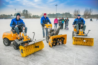 Trotse ruiters op hun nieuwe ijspaarden