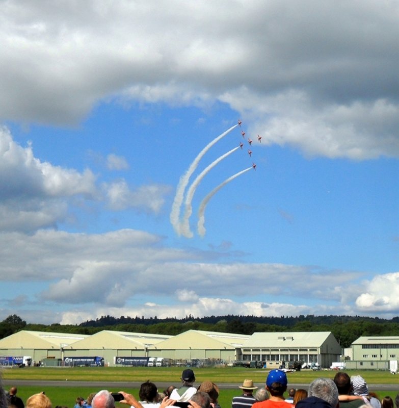 THE RED ARROWS SWEEP IN