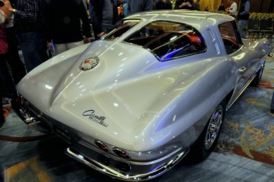 1963 Chevrolet Corvette Sting Ray, second generation Corvette or C2, with only-for-1963 split window (8889)