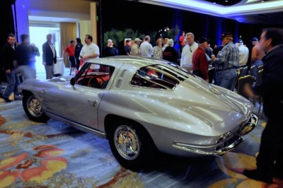 1963 Chevrolet Corvette Sting Ray, second generation Corvette or C2, with only-for-1963 split window (8906)