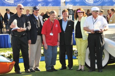 The Best in Show awardees pose with concours chairman Bill Warner (with blue cap) and guest of honor Sam Posey, in red (1439)