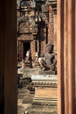 statue in banteay Srei.jpg