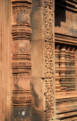 carvings in Banteay Srei 6.jpg