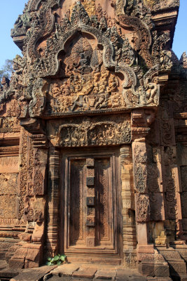 false door in banteay srei.jpg