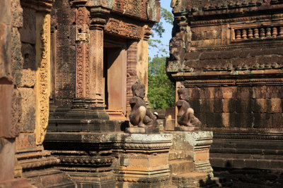 two statues in Banteay Srei.jpg