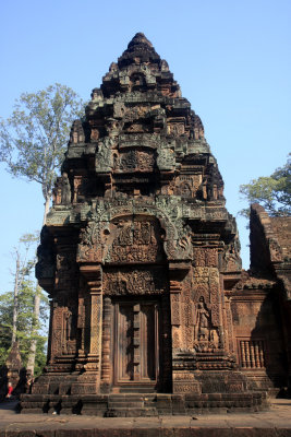 Chapel in Banteay Srei 2.jpg