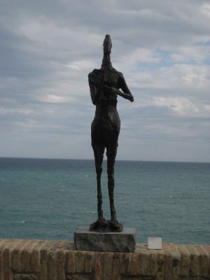Une des statues de Germaine Richier