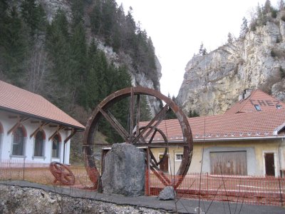 Devant les moulins souterrains du Col des Roches