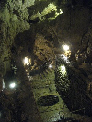 La grotte du Col des Roches a t redcouverte par des splologues dans les annes 70