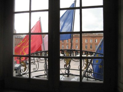 Le drapeau de la ville rose est rouge et jaune
