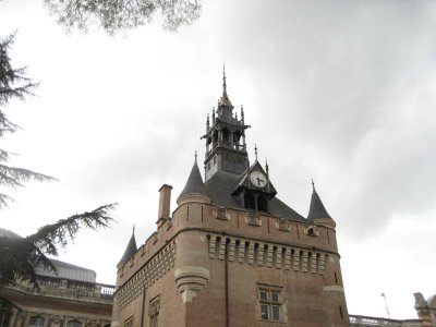 Si le donjon date du 16me sicle, le beffroi de type flamand est l'oeuvre de Viollet-le-Duc au 19me