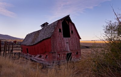 barn at Lakeview, morning shot