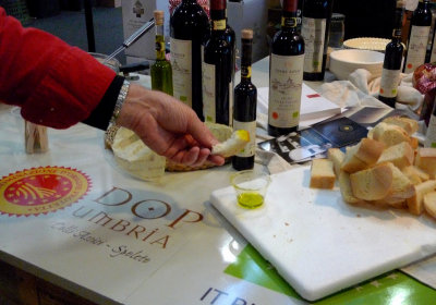 Slow Food - Umbria - Taste of extra virgin olive oil