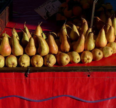 Pears in red