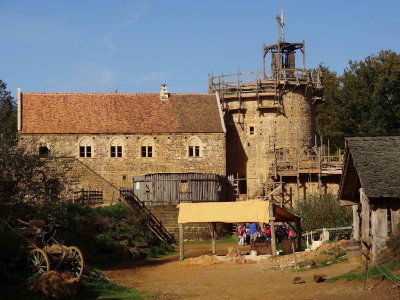 Logis seigneurial et tour matresse en construction