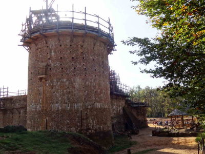   Tour matresse du chteau de Gudelon en construction