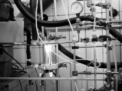 Petit réacteur photochimique en verre qu’un intrépide technicien fit fonctionner sous pression d’H2S