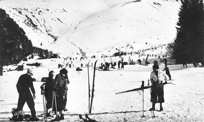 Bareges annes 1930 : affluence de skieurs au Plateau du Lienz