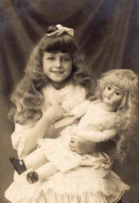 Carte postale 1900 : Petite fille et la poupe