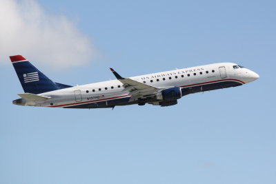 Embraer 175 (N137HQ)