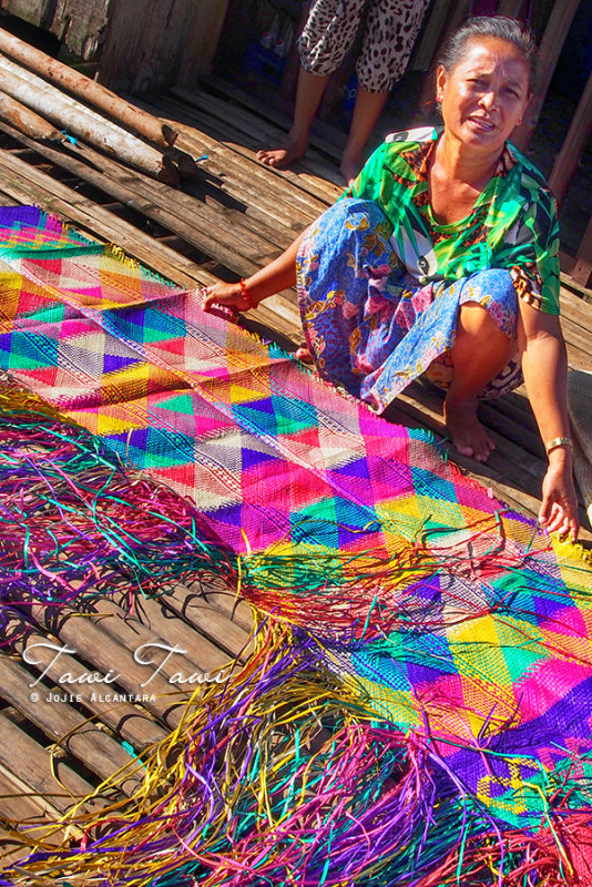 Badjao weaver of mats made from pandan leaves